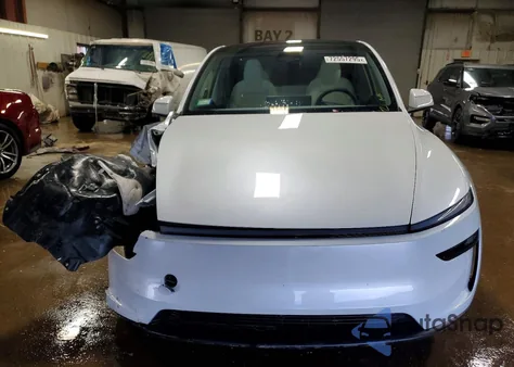 2026 Tesla Model Y из США, поврежденный, VIN 7SAYGDEE4TA486277